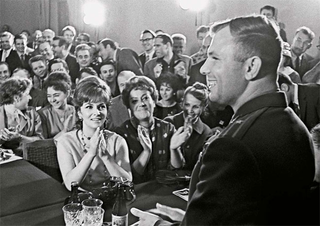 Файл:Yuri Gagarin and Gina Lollobrigida. Moscow, 1961.jpg