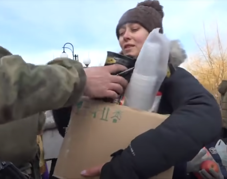 Файл:Российские солдаты доставляют гуманитарную помощь.png