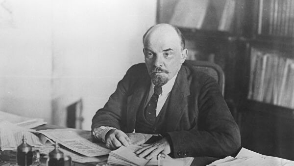 Файл:Lenin rabota.jpg