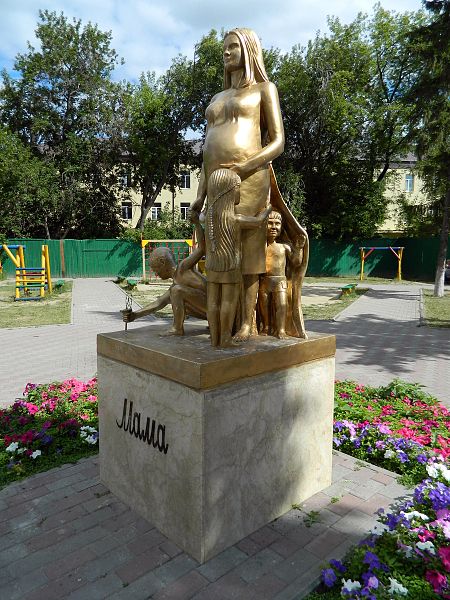 Файл:Памятник маме в Тюмени.jpg