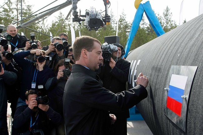 Файл:Дмитрий Медведев на церемонии начала строительства газопровода Северный поток, 10 апреля 2010.jpg