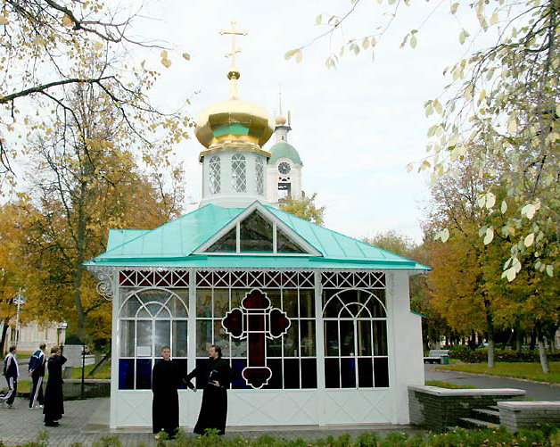 Файл:Часовня-сень над местом погребения Серафима Саровского.jpg