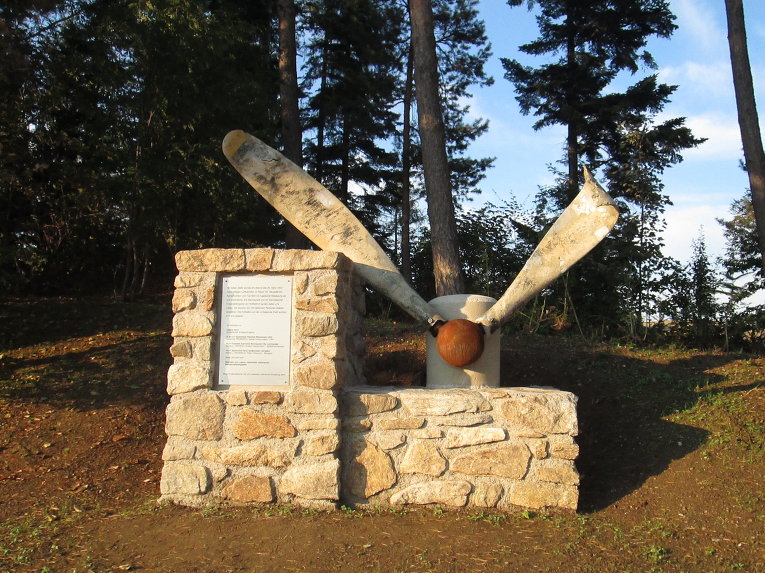 Файл:Памятник погибшим при крушении самолета советским солдатам в марте 1945 года..jpg