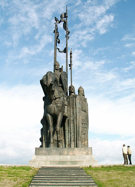 Файл:Памятник Александру Невскому и его дружине во Пскове.JPG