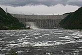 Крупнейшая в России Саяно-Шушенская ГЭС на реке Енисей между Красноярским краем и Хакасией