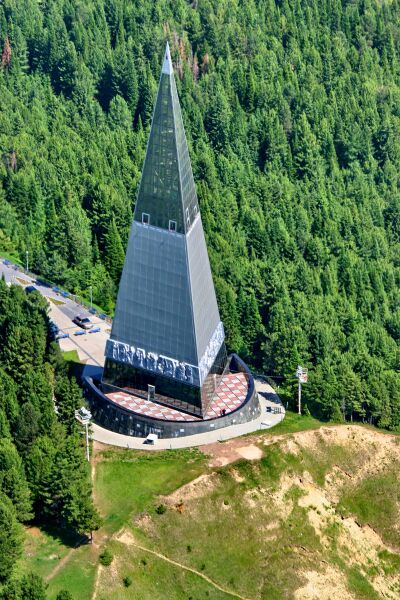 Файл:Трёхгранная пирамида в Ханты-Мансийске.jpg