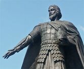 Владимир Храбрый — герой Куликова поля; двоюродный брат Дмитрия Донского, с его отказа от престола начался переход от лествичного права к прямому престолонаследию; оборонял Москву от нашествия Едигея в 1408 г.