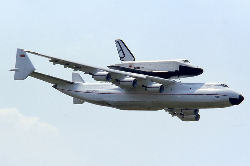 Файл:Ан-225 и «Буран» (1989, фото).jpg