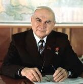 Николай Байбаков — глава нефтяной промышленности СССР в 1944—1955 гг., при нём начался масштабный рост нефтедобычи за пределами Баку — в Поволжье и Сибири, председатель Госплана в 1955—1957 и в 1965—1985 гг. *
