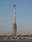 Ростральная колонна «300 лет Российскому флоту» на Адмиралтейской площади в Воронеже