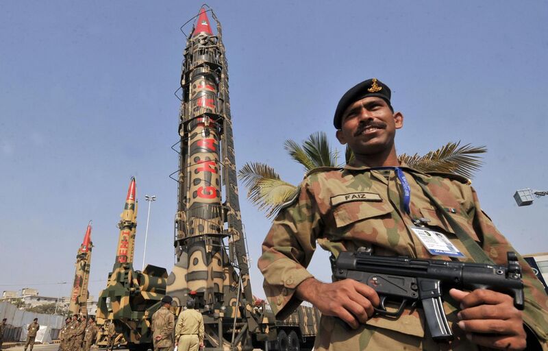 Файл:Этнический пакистанец на фоне пакистанского ядерного оружия.jpeg