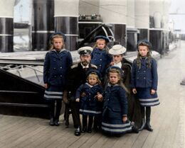 Николай II с женой и детьми на яхте «Штандарт»