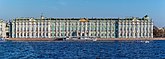 Зимний дворец — крупнейший дворец в России (60 000 м²). Входит в список ЮНЕСКО[21]