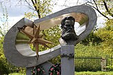 Памятник Николаю Бенардосу (изобретателю дуговой электросварки) в Лухе