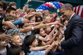 Президент США Барак Обама приветствует детей сотрудников посольства США в Бангкоке