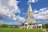 Церковь Вознесения в Коломенском – один из первых и красивейших каменных шатровый храм в России. Включен в список ЮНЕСКО