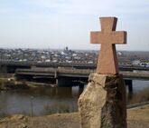 Памятный крест на Батарейной горе (на месте основания Удинского острога)