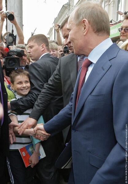 Файл:Putin i malchik.jpg