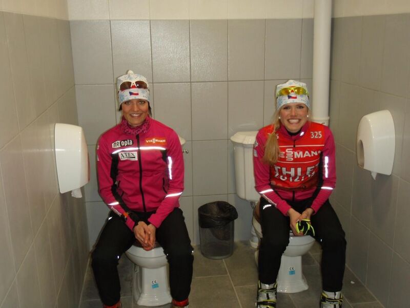 Файл:Габриэла Соукалова и Житка Ландова, кубок мира по биатлону 2012-2013, 8-й этап в Сочи.jpg