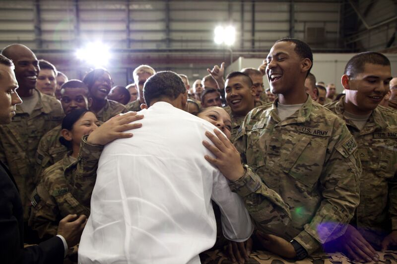 Файл:Barack Obama meeting troops at Bagram Airfield 2012.jpg