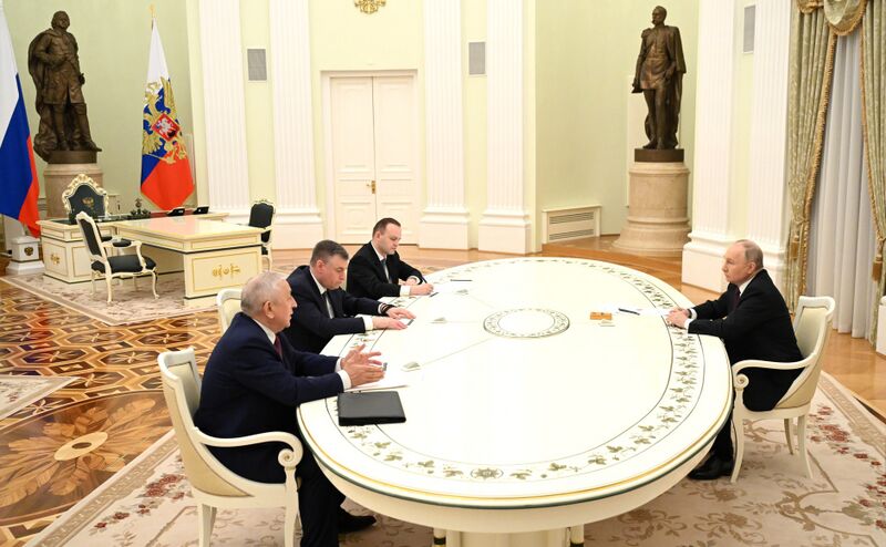 Файл:Путин встречается с кандидатами.jpg