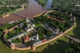 Новгородский детинец (Новгород) — древнейший кремль в России (1044). Входит в список ЮНЕСКО[23]