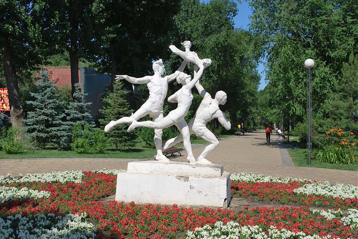 Файл:Памятник пионерам-спортсменам в Ростове-на-Дону.jpg