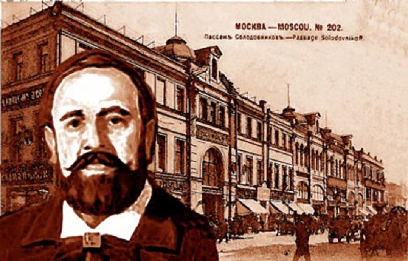 Файл:Гаврила Солодовников на фоне пассажа Солодовникова.jpg