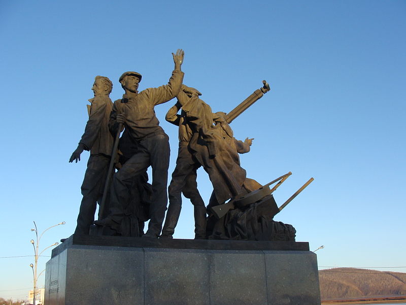 Файл:Комсомольск-на-Амуре Памятник первостроителям.JPG