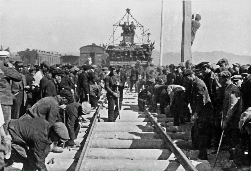 Файл:Укладка рельс перед первым поездом на Турксибе, 1931 год.jpg