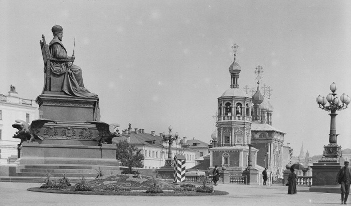 Файл:Памятник Александру III и Церковь Похвалы Богородицы и Всех Святых в Башмакове.jpg