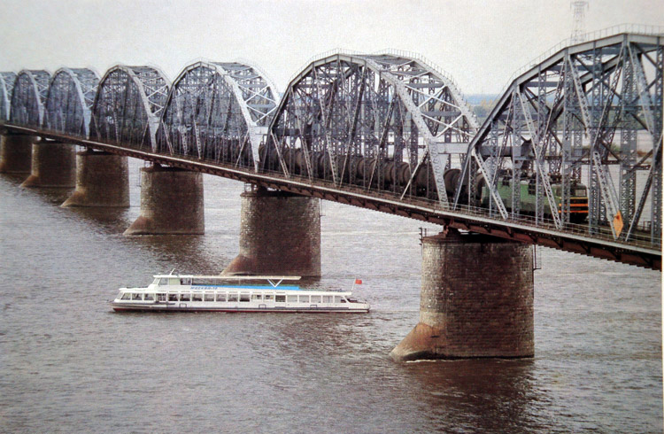 Файл:Алексеевский мост через Амур в Хабаровске (1970-е – 1980-е годы).jpg