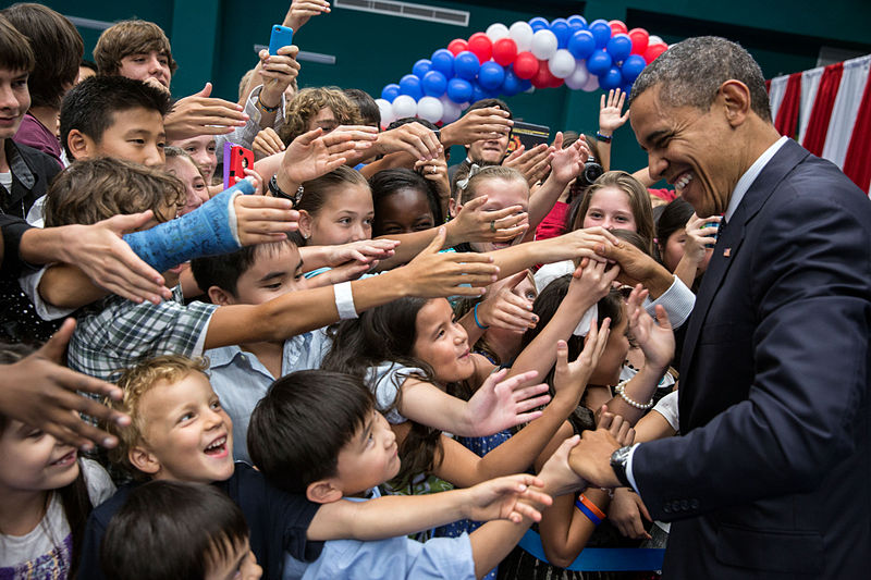 Файл:President Barack Obama greets the children of US embassy staff in Bangkok.jpg