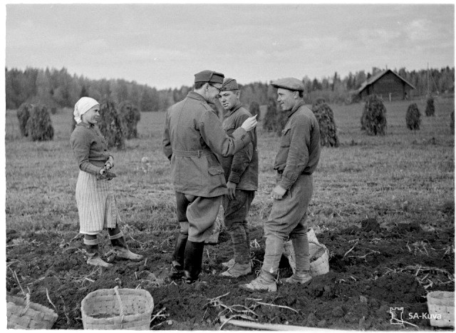 Файл:Советские пленные на ферме, недалеко от Хельсинки3.10.1941.jpg