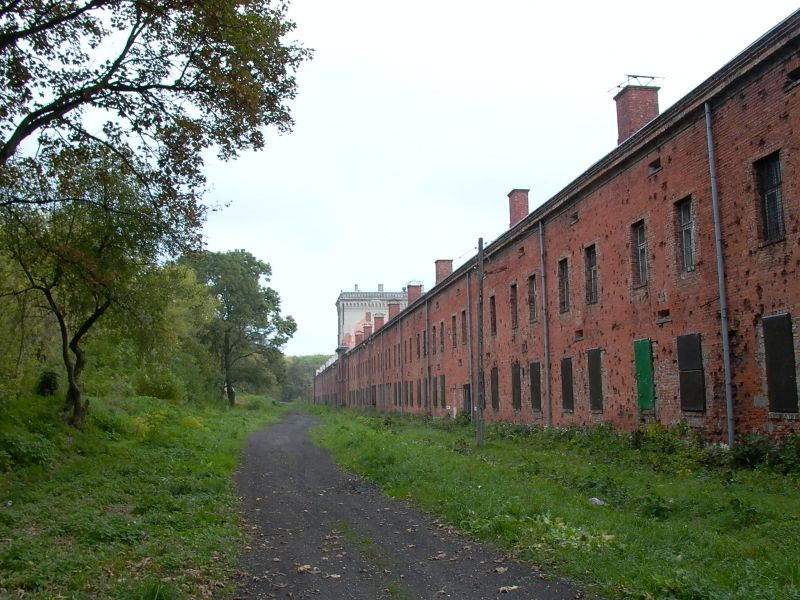 Файл:Оборонительная казарма (Новогеоргиевская крепость).jpg