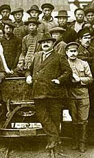 Файл:Леонтий Скидельский в группе работников завода.jpg