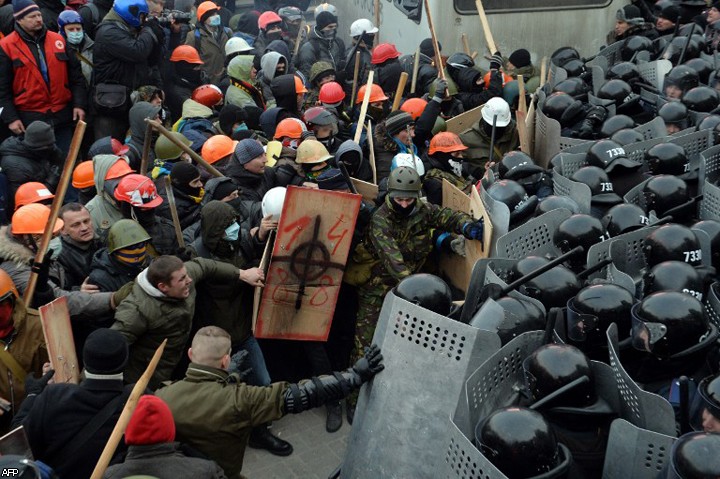 Файл:Fashistskij symvol na Euromaidane.jpg