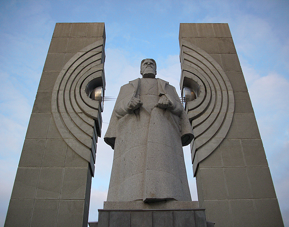 Файл:Памятник Курчатову в Челябинске.jpg