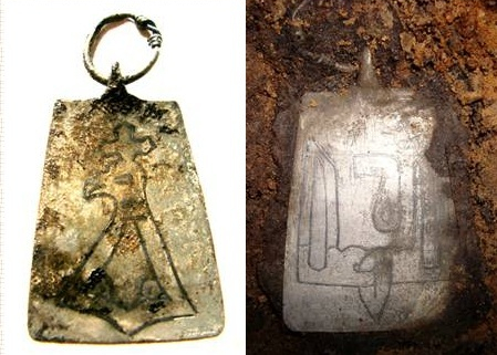 Файл:Подвеска с соколом и княжеским знаком Рюриковичей из Пскова, X век.jpg