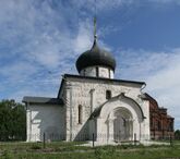 Полностью покрытый резьбой Георгиевский собор в Юрьеве-Польском (построен князем Святославом III Зодчим)