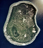 Спутниковый снимок Науру 2002 года. 80% острова занимают отработанные фосфоритные карьеры, на 63 % их территории восстановлен растительный покров