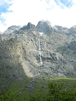 Большой Зейгаланский водопад (600 м, один из высочайших в России)