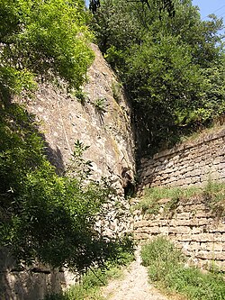 Инкерманский камень — известный с античных времён по всему Средиземноморью высококачественный известняк[7]