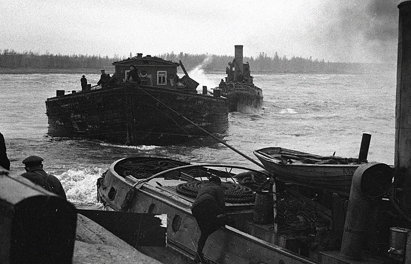Файл:RIAN archive 397 Cutters carrying foodstuffs to besieged Leningrad on Ladoga Lake.jpg