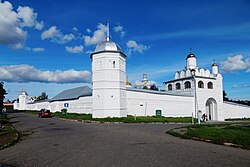 Стены Покровского монастыря в Суздале