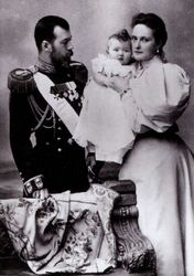 Николай II и Александра Фёдоровна с дочерью Ольгой