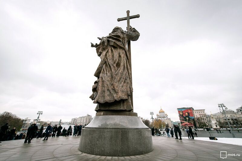 Файл:Памятник Владимиру Великому в Москве в день открытия.jpg