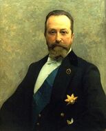 Владимир Коко́вцов — министр финансов (1904–1914), глава Совета министров (1911–1914) во время бума экономики перед ПМВ (1906–1913), промышленность при нём выросла в 1,6 раза за 8 лет, золотой запас достиг рекордных 1311 тонн (1914); Россия обошла Китай и Германию, заняв 3-е место в мире по ВВП (1913)[1][2]