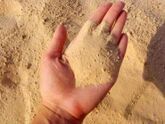 111Кварцевый песок, из которого производят стекло и хрусталь