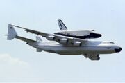 АН-225 «Мрия» — Самый большой самолёт, перевозил космический челнок «Буран» на Байконур и на выставку авиатехники в Ле Бурже. Разработан в СССР, на данный момент остатки флота эксплуатируются Украиной, поскольку КБ Антонова было расположено в УССР